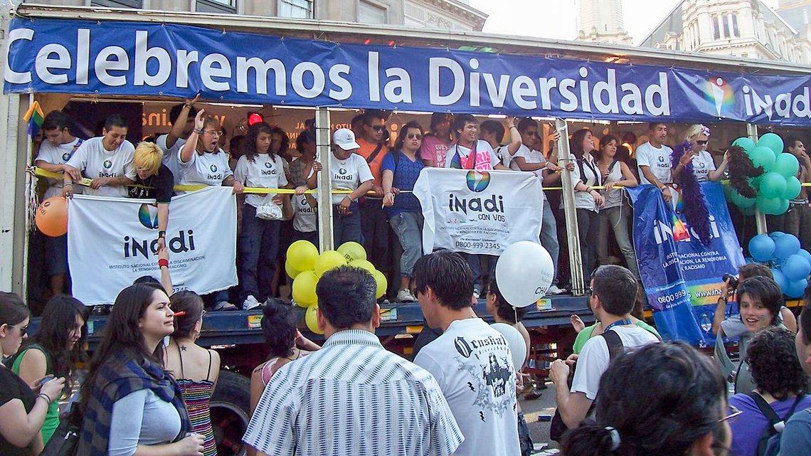 INADIs kampanjebil under LHBT Pride, Buenos Aires 2008. Foto: Loco085, Wikimedia Commons CC BY-SA 2.5 DEED INADIs kampanjebil under LHBT Pride, Buenos Aires 2008. Foto: Loco085, Wikimedia Commons CC BY-SA 2.5 DEED