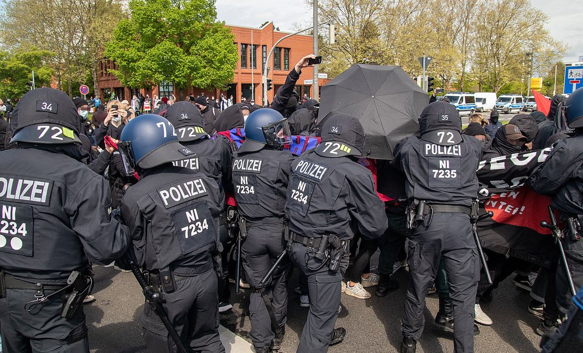 Politiet i Niedersachsen beskytter AfD mot de tolerante under partiets nasjonale konferanse i 2021. Foto: Marius Angelmann, Wikimedia Commons CC BY-SA 2.0 DEED Politiet i Niedersachsen beskytter AfD mot de tolerante under partiets nasjonale konferanse i 2021. Foto: Marius Angelmann, Wikimedia Commons CC BY-SA 2.0 DEED