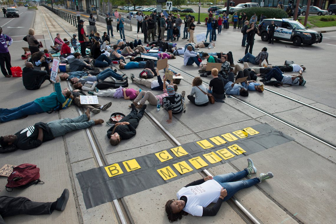 BLM-bevegelsen på et tidlig stadium, under protester mot politiets brutalitet i 2015. Så kom Floyd-saken, og USA eksploderte. Dette er en av mange problemer DEI har skapt for USA. Foto: Fibonacci Blue/ CC BY 2.0/ Wikimedia BLM-bevegelsen på et tidlig stadium, under protester mot politiets brutalitet i 2015. Så kom Floyd-saken, og USA eksploderte. Dette er en av mange problemer DEI har skapt for USA. Foto: Fibonacci Blue/ CC BY 2.0/ Wikimedia