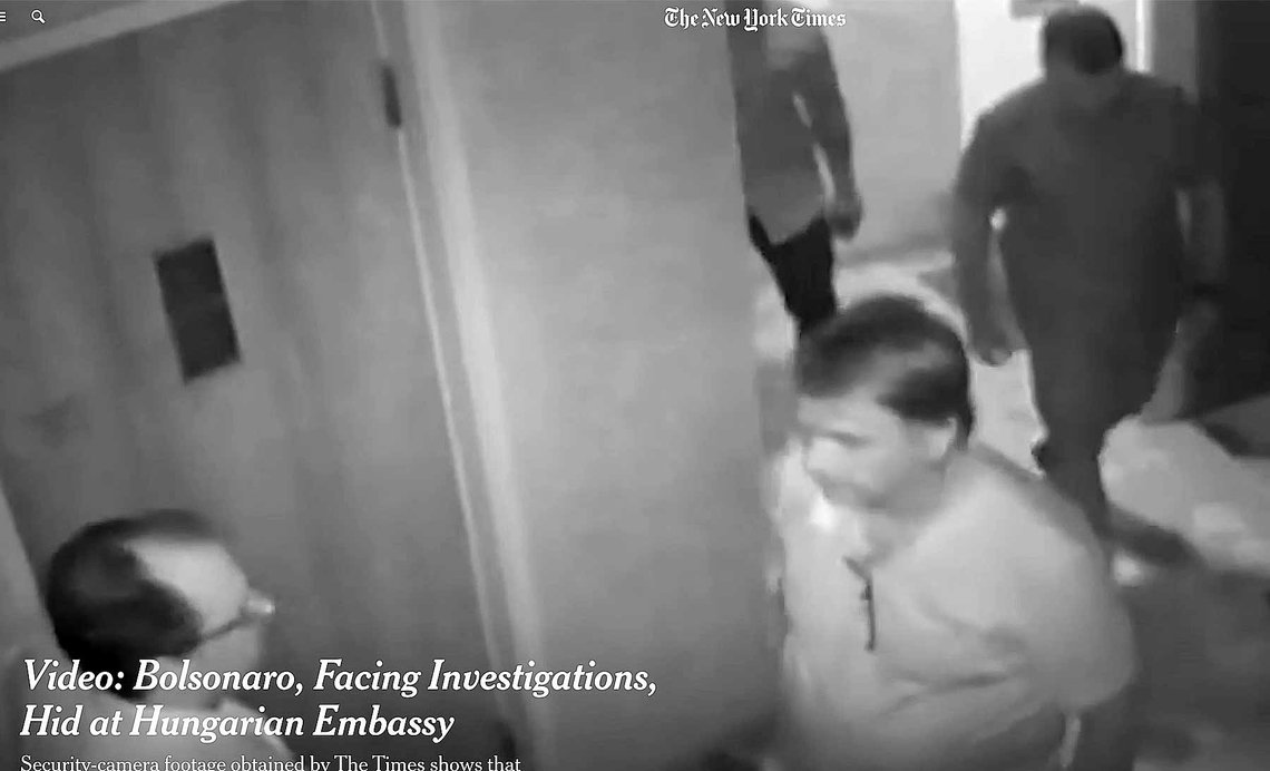 Overvåkningsbildene fra Ungarns ambassade i Brasil viser at Bolsonaro var der i to døgn. (Foto: Fra overvåkningsvideo via The New York Times) Overvåkningsbilder viser at Bolsonaro var i Ungarns ambassade i Brasilia
