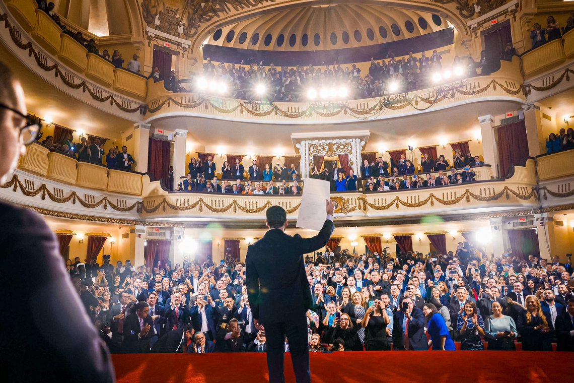 Nayib Bukele med valgresultatet på 84,7 prosent av stemmene, knipset 1. mars 2024. (Foto: @nayibbukele på X) Nayib Bukele president i El Salvador