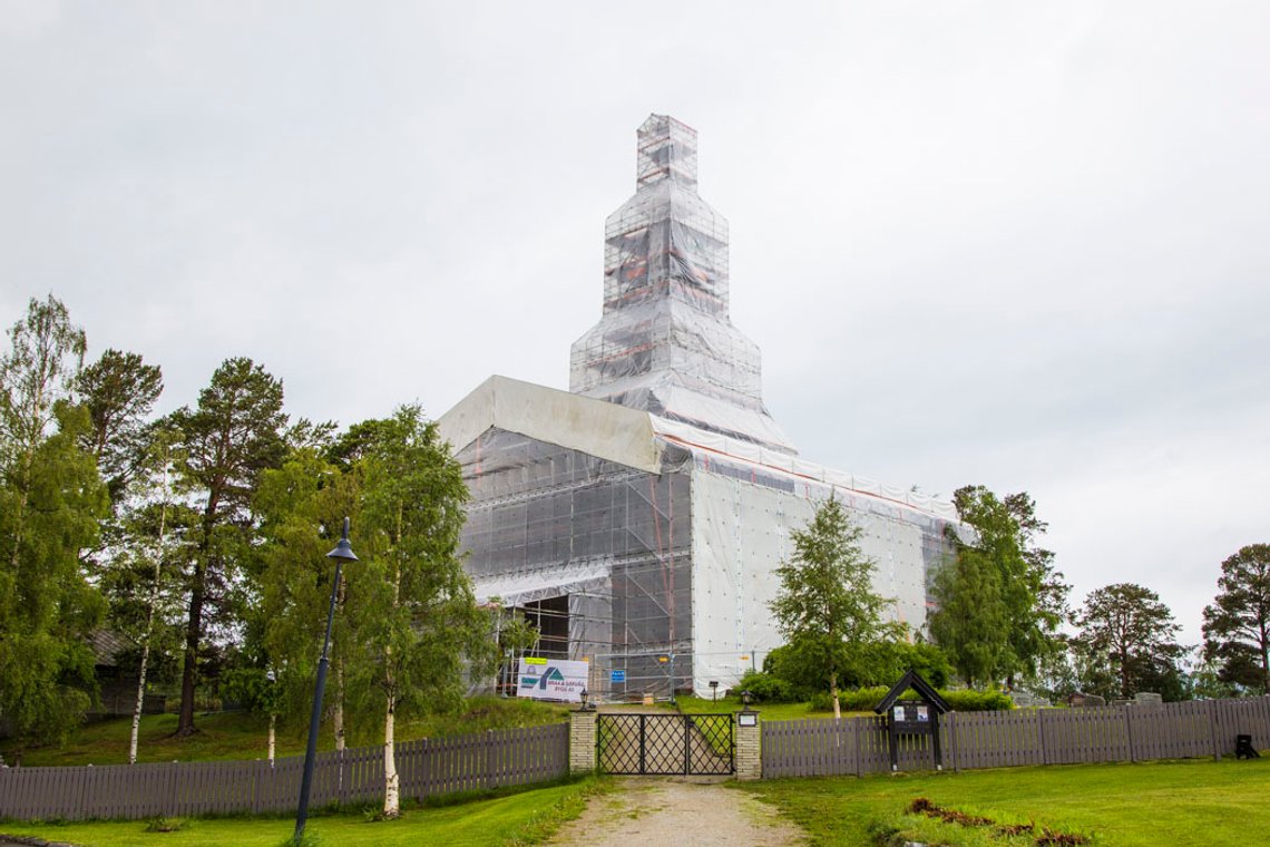 Dombås kirke gjenåpner omsider 21. april 2024, etter å ha vært stengt for reparasjon i over fire år, etter at en somalisk statsborger tente på kirken 20. februar 2020. Kostnaden er nær 80 millioner kroner. Bildet er fra 16. juni 2021. Foto: Bente Haarstad. Dombås kirke gjenåpner omsider 21. april 2024, etter å ha vært stengt for reparasjon i over fire år, etter at en somalisk statsborger tente på kirken 20. februar 2020. Kostnaden er nær 80 millioner kroner. Bildet er fra 16. juni 2021. Foto: Bente Haarstad.
