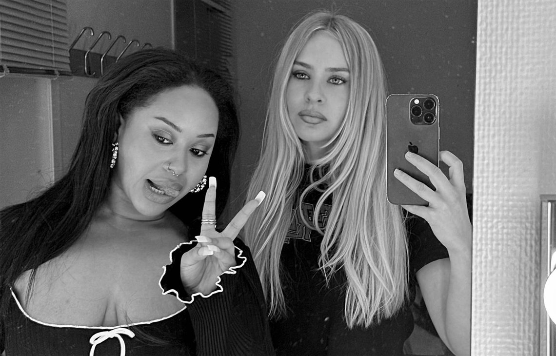 Fetisha Williams (t.v.) avbildet med en venninne med nokså blek hudtype. (Foto: Instagram/Privat) Fetisha Williams og venninne med relativt hvit hudfarge.