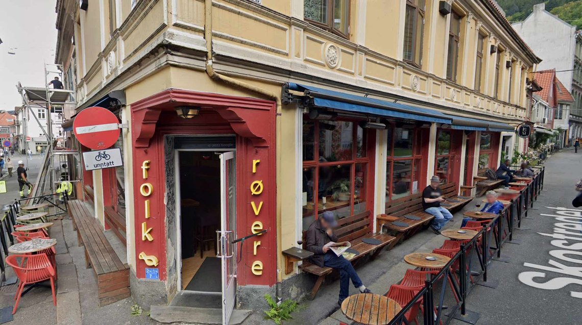 Her, ved døren på utestedet Folk & Røvere i Bergen, ble en mann knivstukket i september 2023. (Foto: Utsnitt fra Google Kart) Folk & Røvere i Bergen