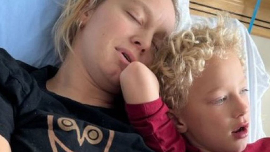Kayla Pollock med sin sønn. Bilde fra hennes Twitter-konto Kayla Pollock med sin sønn. Bilde fra hennes Twitter-konto