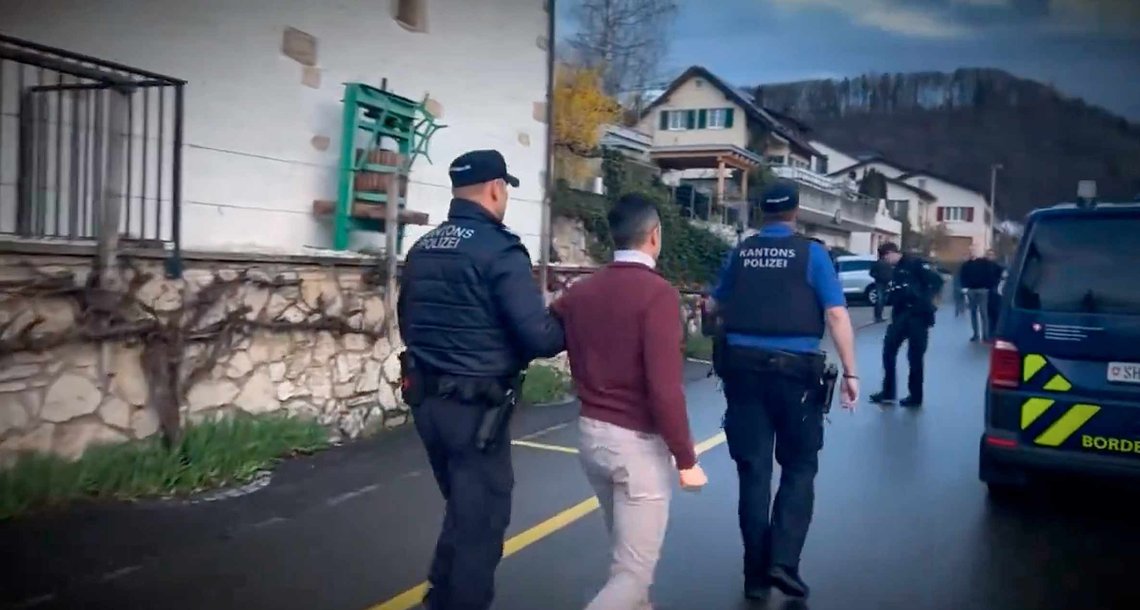 Martin Sellner (35) føres bort av væpnet personell fra kantonspolitiet og grensepolitiet i Sveits. (Foto: Fra video på X) Martin Sellner arrestert i Sveits
