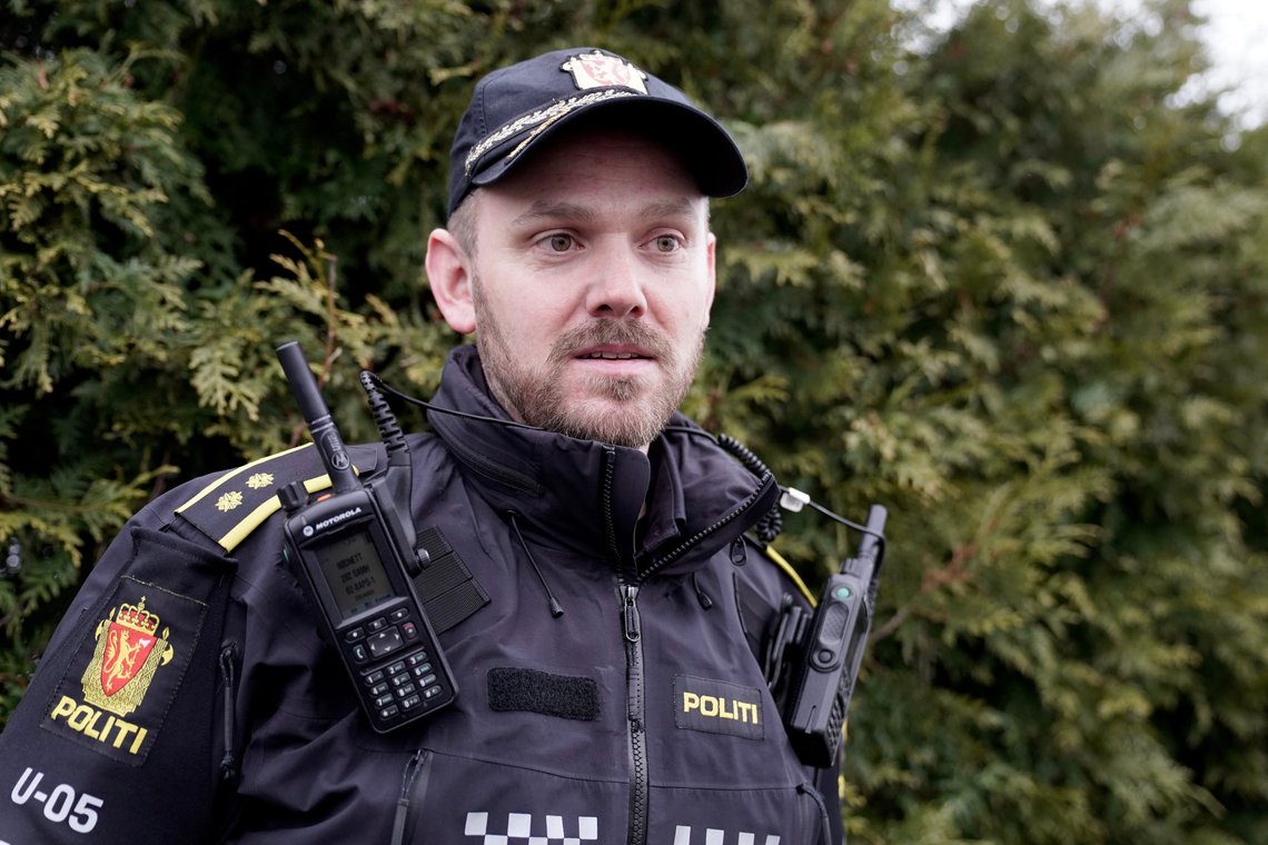 Politiets innsatsleder Magnus Hovelsrud Andresen ved stedet der politiet har sperret av et område etter funn av en død person på Lørenskog fredag. Foto: Håkon Mosvold Larsen / NTB Politiets innsatsleder Magnus Hovelsrud Andresen ved stedet der politiet har sperret av et område etter funn av en død person på Lørenskog fredag. Foto: Håkon Mosvold Larsen / NTB