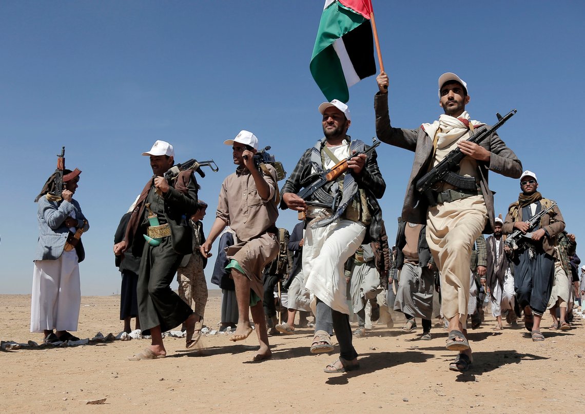 Houthi-krigere marsjerer under et støttemøte for palestinerne på Gazastripen og mot USAs angrep på Jemen utenfor Sana 22. januar. Houthi-opprørere har stått bak en rekke angrep mot internasjonal skipstrafikk i Rødehavet – og sier det er for å ramme Israel. Foto: AP / NTB Houthi-krigere marsjerer under et støttemøte for palestinerne på Gazastripen og mot USAs angrep på Jemen utenfor Sana 22. januar. Houthi-opprørere har stått bak en rekke angrep mot internasjonal skipstrafikk i Rødehavet – og sier det er for å ramme Israel. Foto: AP / NTB