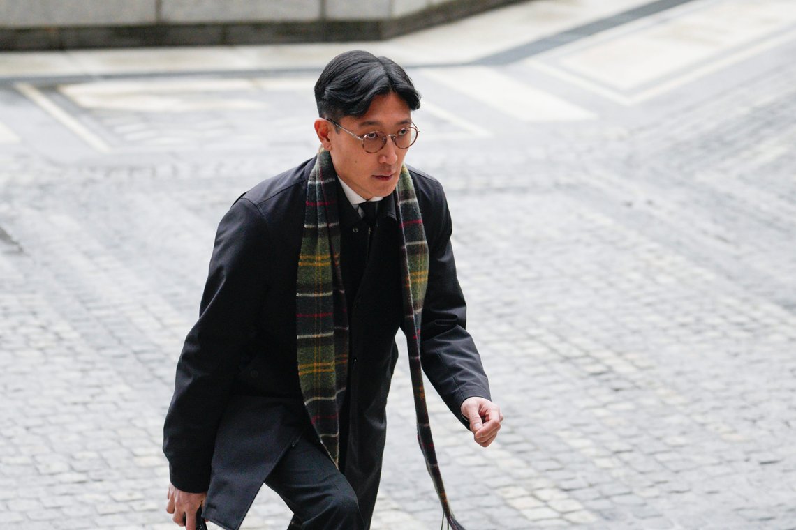 Oslo 20230110.
Danby Choi (Redaktør – Subjekt) ankommer Oslo rådhus. Shabana Rehman begraves fra Oslo rådhus tirsdag i en humanistisk seremoni. Regjeringen besluttet å hedre samfunnsdebattanten, frihetsforkjemperen og komikeren Shabana Rehman med gravferd på statens bekostning.
Foto: Javad Parsa / NTB Oslo 20230110.
Danby Choi (Redaktør – Subjekt) ankommer Oslo rådhus. Shabana Rehman begraves fra Oslo rådhus tirsdag i en humanistisk seremoni. Regjeringen besluttet å hedre samfunnsdebattanten, frihetsforkjemperen og komikeren Shabana Rehman med gravferd på statens bekostning.
Foto: Javad Parsa / NTB