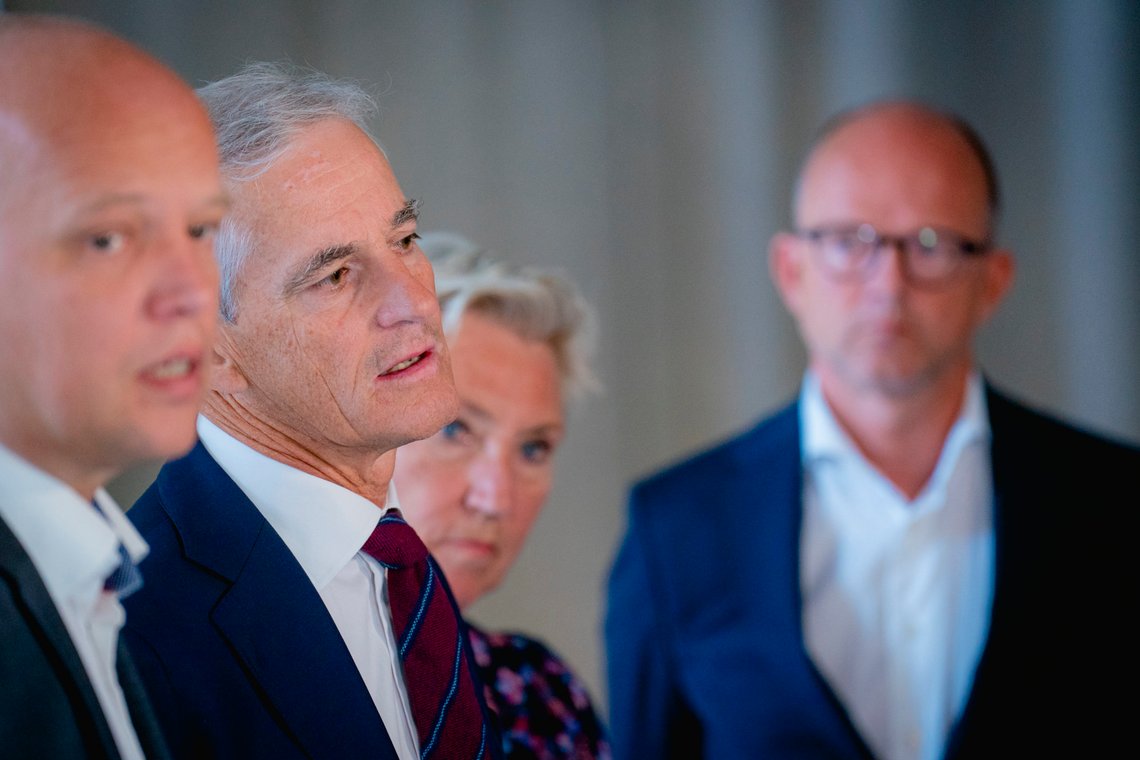 Oslo 20220808.
F.v.: Finansminister Trygve Slagsvold Vedum (Sp), statsminister Jonas Gahr Støre (Ap), LO-leder Peggy Hessen Følsvik og NHO-direktør Ole Erik Almlid møter pressen etter et møte mellom regjeringen, NHO og LO om kraftsituasjonen.
Foto: Stian Lysberg Solum / NTB Oslo 20220808.
F.v.: Finansminister Trygve Slagsvold Vedum (Sp), statsminister Jonas Gahr Støre (Ap), LO-leder Peggy Hessen Følsvik og NHO-direktør Ole Erik Almlid møter pressen etter et møte mellom regjeringen, NHO og LO om kraftsituasjonen.
Foto: Stian Lysberg Solum / NTB