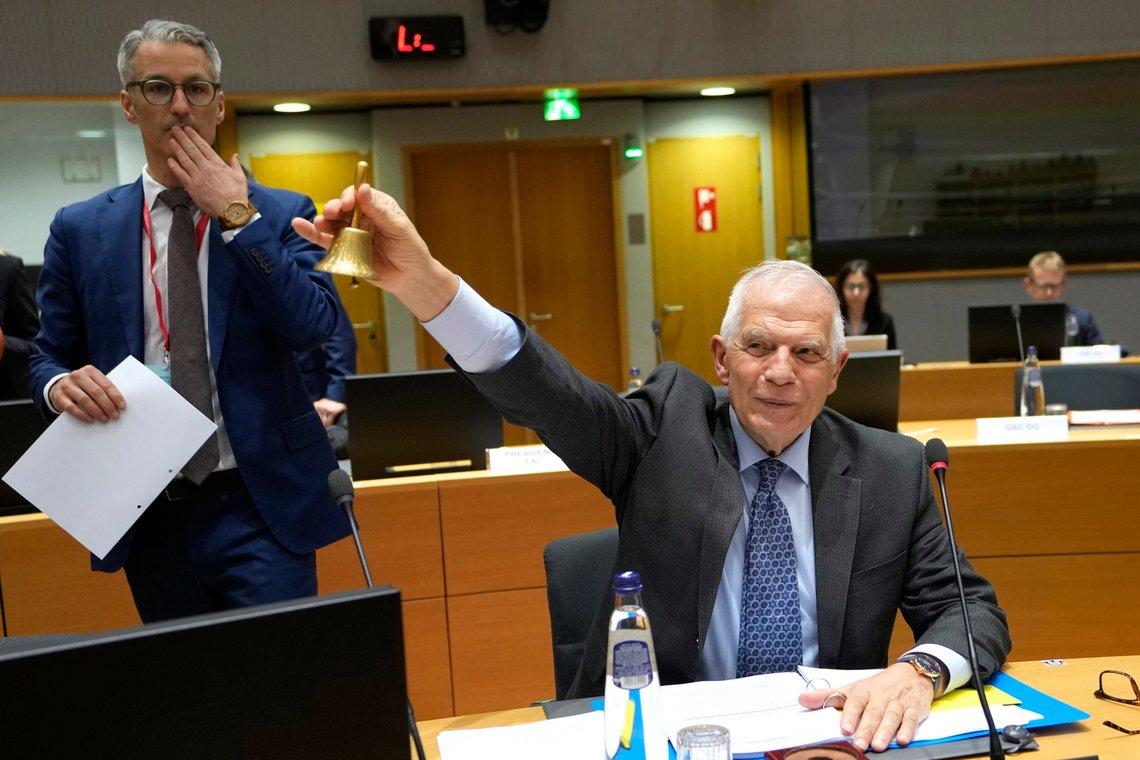 EUs utenrikssjef Josep Borrell virker å sitere Hemingway til israelske bosettere: «Spør ikke hvem klokkene ringer for; de ringer for deg». Foto: Virginia Mayo / AP / NTB EUs utenrikssjef Josep Borrell virker å sitere Hemingway til israelske bosettere: «Spør ikke hvem klokkene ringer for; de ringer for deg». Foto: Virginia Mayo / AP / NTB