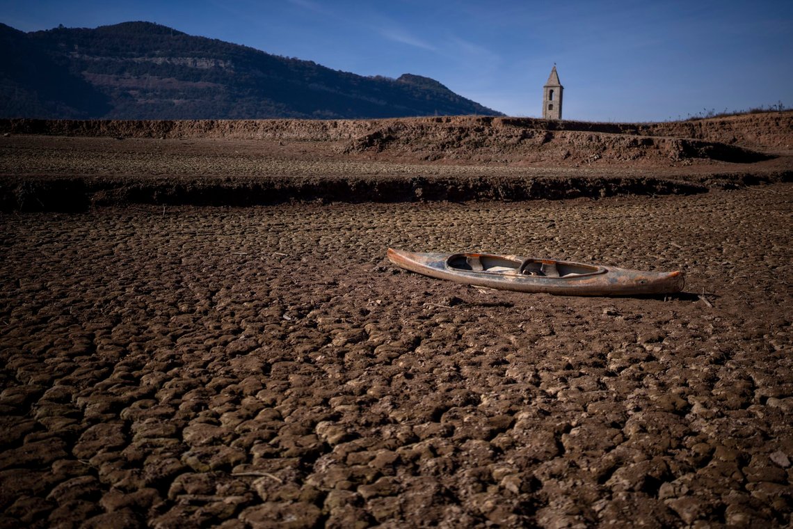 En forlatt kano på den uttørkede bunnen av et vannreservoar nord for Barcelona i januar. Titusenvis av vindturbiner og solkraftsatsninger har merkelig nok ikke hatt en effekt på klimakrisen. Nå vil EU-kommisjonen bruke penger som ikke finnes til å tilpasse seg klimaendringene. Foto: Emilio Morenatti / AP / NTB En forlatt kano på den uttørkede bunnen av et vannreservoar nord for Barcelona i januar. Titusenvis av vindturbiner og solkraftsatsninger har merkelig nok ikke hatt en effekt på klimakrisen. Nå vil EU-kommisjonen bruke penger som ikke finnes til å tilpasse seg klimaendringene. Foto: Emilio Morenatti / AP / NTB
