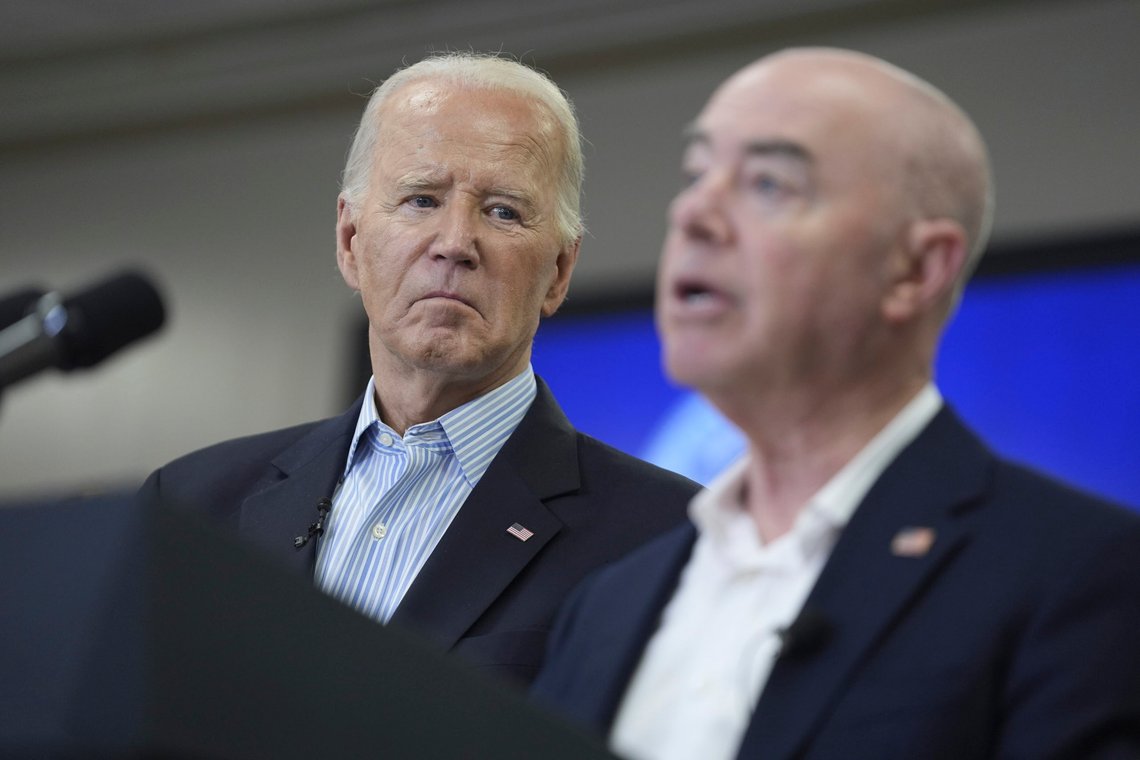 Joe Biden og Alejandro under sitt korte besøk ved grensen i sør. Foto: AP /Evan Vucci/ NTB Joe Biden og Alejandro under sitt korte besøk ved grensen i sør. Foto: AP /Evan Vucci/ NTB