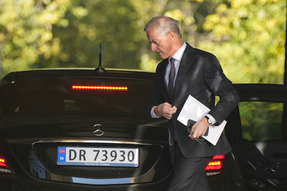 Jonas Gahr Støre og hans statsråder må finne seg i å bli kjørt rundt i bensin- og diesel biler.
Foto: Gorm Kallestad / NTB Jonas Gahr Støre og hans statsråder må finne seg i å bli kjørt rundt i bensin- og diesel biler.
Foto: Gorm Kallestad / NTB
