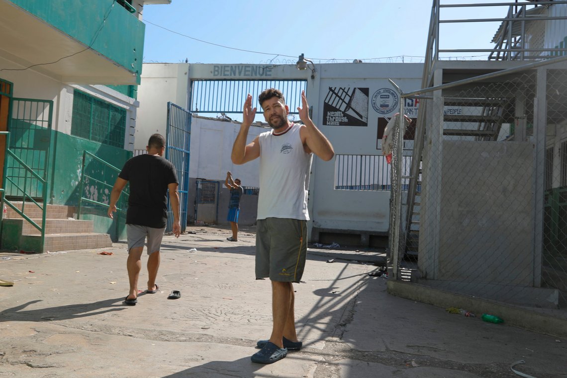 En av de colombianske soldatene som ble igjen i fengselet. Flere tusen innsatte kan ha rømt fra fengselet i Port-au-Prince. Foto: Odelyn Joseph / AP / NTB En av de colombianske soldatene som ble igjen i fengselet. Flere tusen innsatte kan ha rømt fra fengselet i Port-au-Prince. Foto: Odelyn Joseph / AP / NTB