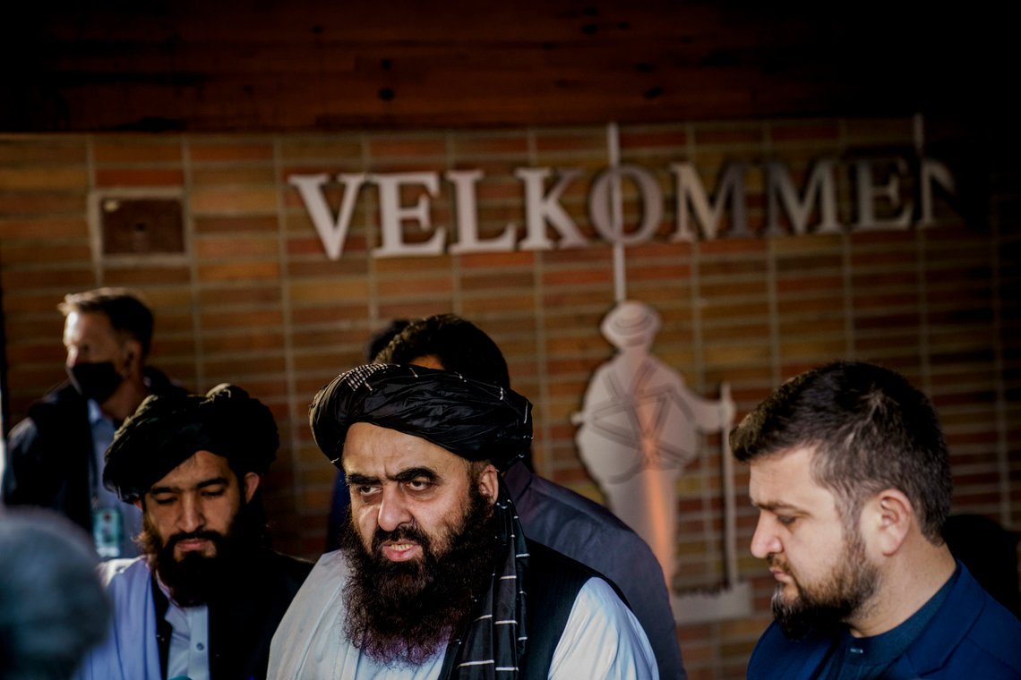 Oslo 20220124.
Amir Khan Muttaqi snakker til pressen etter mandagens møte med internasjonale spesialrepresentanter og representanter fra Taliban på Soria Moria hotell i Oslo.
Norge har invitert representanter for Taliban til Oslo for å ha møter med norske myndigheter og representanter for det internasjonale og afghanske samfunnet til forhandlinger.
Foto: Stian Lysberg Solum / NTB Oslo 20220124.
Amir Khan Muttaqi snakker til pressen etter mandagens møte med internasjonale spesialrepresentanter og representanter fra Taliban på Soria Moria hotell i Oslo.
Norge har invitert representanter for Taliban til Oslo for å ha møter med norske myndigheter og representanter for det internasjonale og afghanske samfunnet til forhandlinger.
Foto: Stian Lysberg Solum / NTB