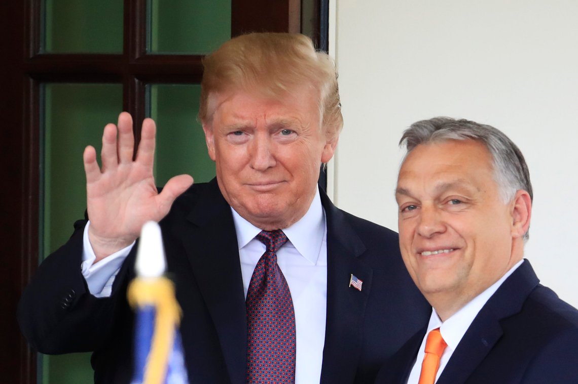 Victor Orban sammen med Donald Trump den gang han var president. Nå håper Orban at Trump vinner igjen. Foto: AP/Manuel Balce Ceneta Victor Orban sammen med Donald Trump den gang han var president. Nå håper Orban at Trump vinner igjen. Foto: AP/Manuel Balce Ceneta