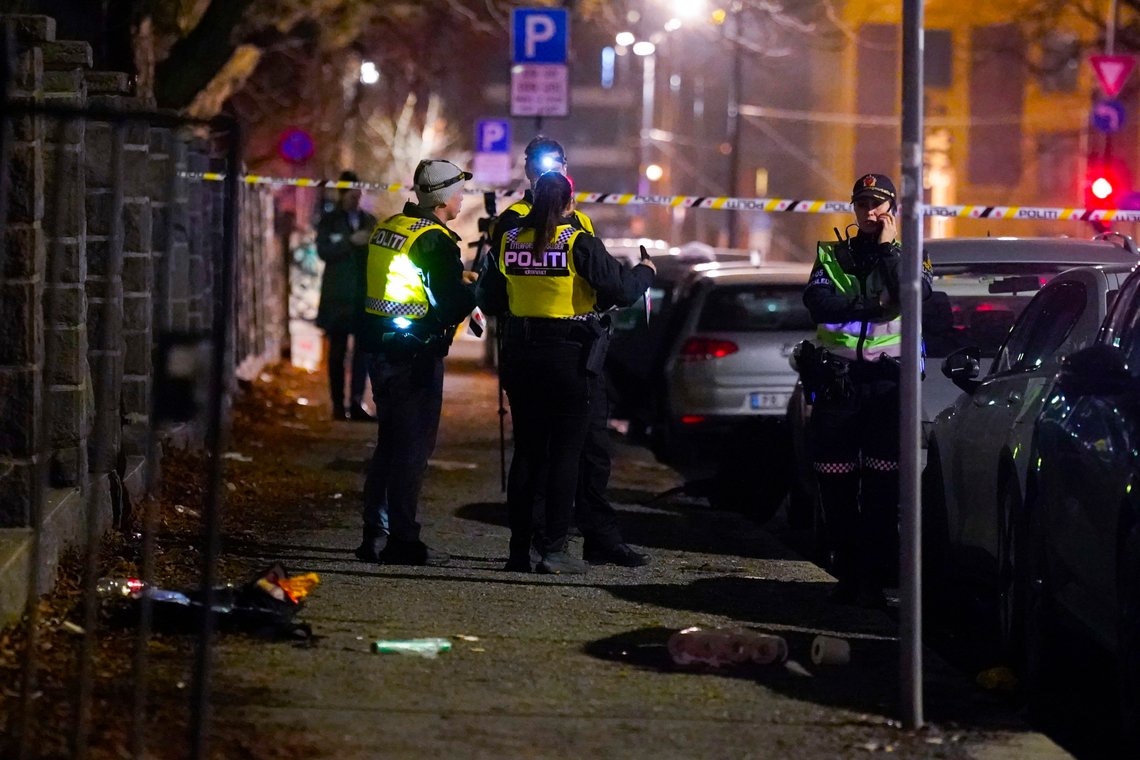 Politiet og ambulanse på åstedet ved Hersleb skole hvor en person ble skutt lørdag kveld.
(Foto: Lise Åserud for NTB.) Politiet på årstedet der en mann ble skutt på Tøyen i Oslo.