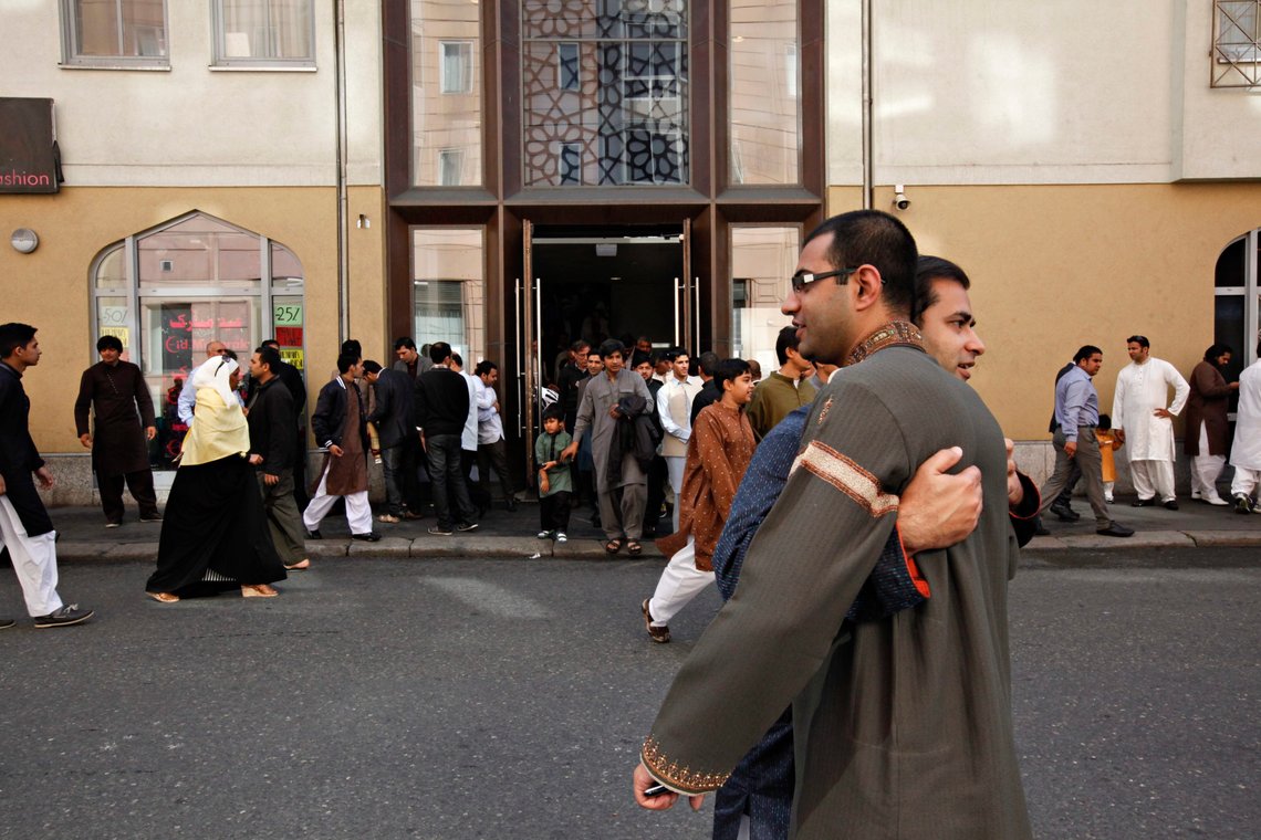 Allerede i 2012 var moskeen til Islamic Cultural Center på Grønland fylt til randen med 1500 muslimer som kom for å be id-bønn etter at ramadan var over.
Foto: Anette Karlsen / NTB Allerede i 2012 var moskeen til Islamic Cultural Center på Grønland fylt til randen med 1500 muslimer som kom for å be id-bønn etter at ramadan var over.
Foto: Anette Karlsen / NTB