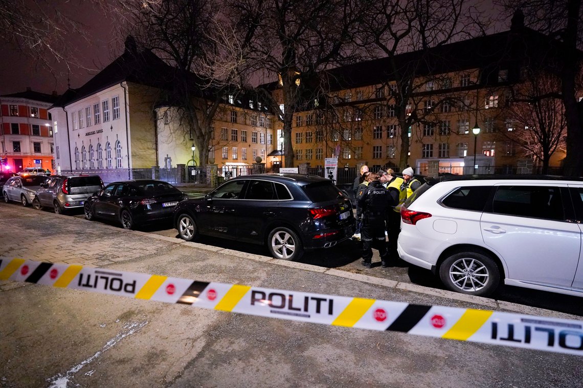 Politiet ved Hersleb skole lørdag kveld hvor en person ble skutt. En mistenkt gjerningsmann er nå pågrepet i Sverige. Foto: Lise Åserud / NTB Politiet ved Hersleb skole lørdag kveld hvor en person ble skutt. En mistenkt gjerningsmann er nå pågrepet i Sverige. Foto: Lise Åserud / NTB