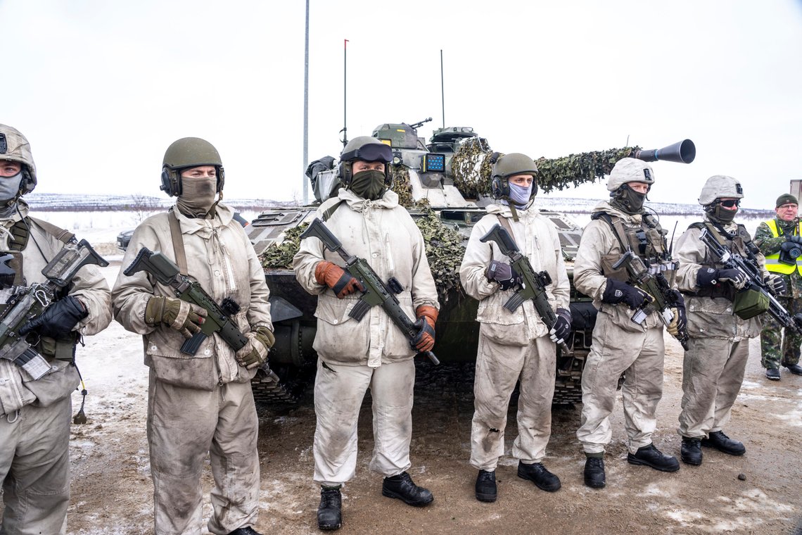 Kivilompolo 20240309.
Svenske soldater poserer foran en CV90 stridsvogn på grensen mellom Norge og Finland. For første gang i historien skal fienden i øvelsen, finske og svenske styrker, forsøke å "invadere" Norge, når grenseovergangen ved Valtakunnanraja rett nord for Kivilompolo i Finland skal krysses.
Over 20 000 norske og allierte soldater fra 13 land skal trene sammen på å forsvare Norden. Soldatene kommer fra Belgia, Canada, Danmark, Finland, Frankrike, Italia, Nederland, Norge, Spania, Storbritannia, Sverige, Tyskland og USA. Den norske militærøvelsen Cold Response har lang historie og finner sted i Nord-Norge hvert annet år. På grunn av NATO-utvidelsen med Finland og straks Sverige, er øvelsen blitt utvidet til et Nordic Response.
Foto: Heiko Junge / NTB Kivilompolo 20240309.
Svenske soldater poserer foran en CV90 stridsvogn på grensen mellom Norge og Finland. For første gang i historien skal fienden i øvelsen, finske og svenske styrker, forsøke å "invadere" Norge, når grenseovergangen ved Valtakunnanraja rett nord for Kivilompolo i Finland skal krysses.
Over 20 000 norske og allierte soldater fra 13 land skal trene sammen på å forsvare Norden. Soldatene kommer fra Belgia, Canada, Danmark, Finland, Frankrike, Italia, Nederland, Norge, Spania, Storbritannia, Sverige, Tyskland og USA. Den norske militærøvelsen Cold Response har lang historie og finner sted i Nord-Norge hvert annet år. På grunn av NATO-utvidelsen med Finland og straks Sverige, er øvelsen blitt utvidet til et Nordic Response.
Foto: Heiko Junge / NTB