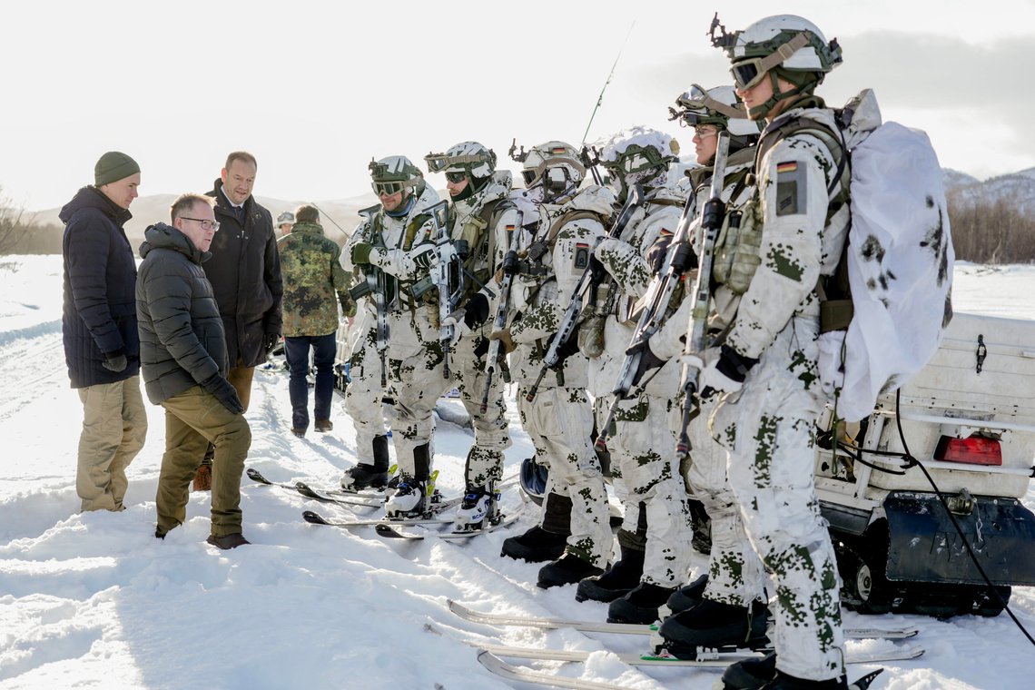 Alta 20240307.
Forsvarsminister Bjørn Arild Gram hilser på Gebirgsjegere fra det tyske forsvaret i forbindelse med militærøvelsen Nordic Response.
Over 20 000 norske og allierte soldater fra 13 land skal trene sammen på å forsvare Norden. Soldatene kommer fra Belgia, Canada, Danmark, Finland, Frankrike, Italia, Nederland, Norge, Spania, Storbritannia, Sverige, Tyskland og USA. Den norske militærøvelsen Cold Response har lang historie og finner sted i Nord-Norge hvert annet år. På grunn av NATO-utvidelsen med Finland og straks Sverige, er øvelsen blitt utvidet til et Nordic Response.
Foto: Heiko Junge / NTB Alta 20240307.
Forsvarsminister Bjørn Arild Gram hilser på Gebirgsjegere fra det tyske forsvaret i forbindelse med militærøvelsen Nordic Response.
Over 20 000 norske og allierte soldater fra 13 land skal trene sammen på å forsvare Norden. Soldatene kommer fra Belgia, Canada, Danmark, Finland, Frankrike, Italia, Nederland, Norge, Spania, Storbritannia, Sverige, Tyskland og USA. Den norske militærøvelsen Cold Response har lang historie og finner sted i Nord-Norge hvert annet år. På grunn av NATO-utvidelsen med Finland og straks Sverige, er øvelsen blitt utvidet til et Nordic Response.
Foto: Heiko Junge / NTB