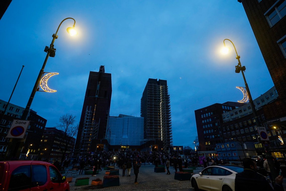 Tenning av ramadanbelysning på Rådhuset i Oslo søndag kveld.
Foto: Terje Pedersen / NTB Tenning av ramadanbelysning på Rådhuset i Oslo søndag kveld.
Foto: Terje Pedersen / NTB