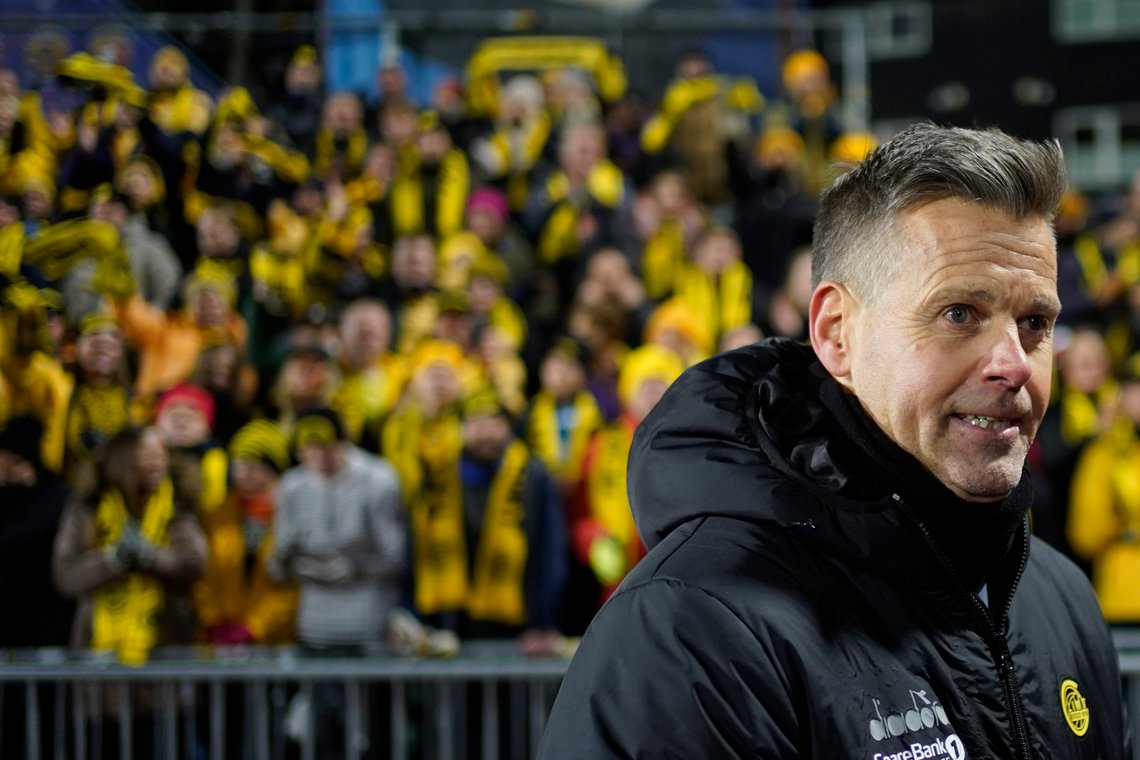 Glimt-trener Kjetil Knutsen rår over en skadeplaget Glimt-tropp før seriestart. Men trolig vil han føre laget sitt til en kamp helt i toppen også i år, med god hjelp fra entusiastiske tilhengere på Aspmyra. Foto: Terje Pedersen / NTB Glimt-trener Kjetil Knutsen rår over en skadeplaget Glimt-tropp før seriestart. Men trolig vil han føre laget sitt til en kamp helt i toppen også i år, med god hjelp fra entusiastiske tilhengere på Aspmyra. Foto: Terje Pedersen / NTB