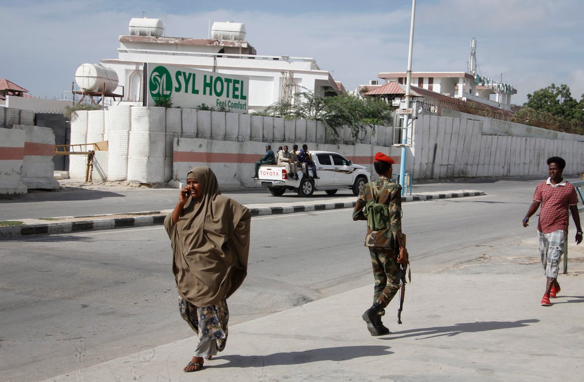 Somaliske sikkerhetsstyrker holder vakt ved inngangen til SYL hotell sist gang det ble angrepet av islamistiske ekstremister fra al-Shabab i 2019. (Foto: AP/Farah Abdi Warsameh) Beleiring av SYL hotell i Somalia