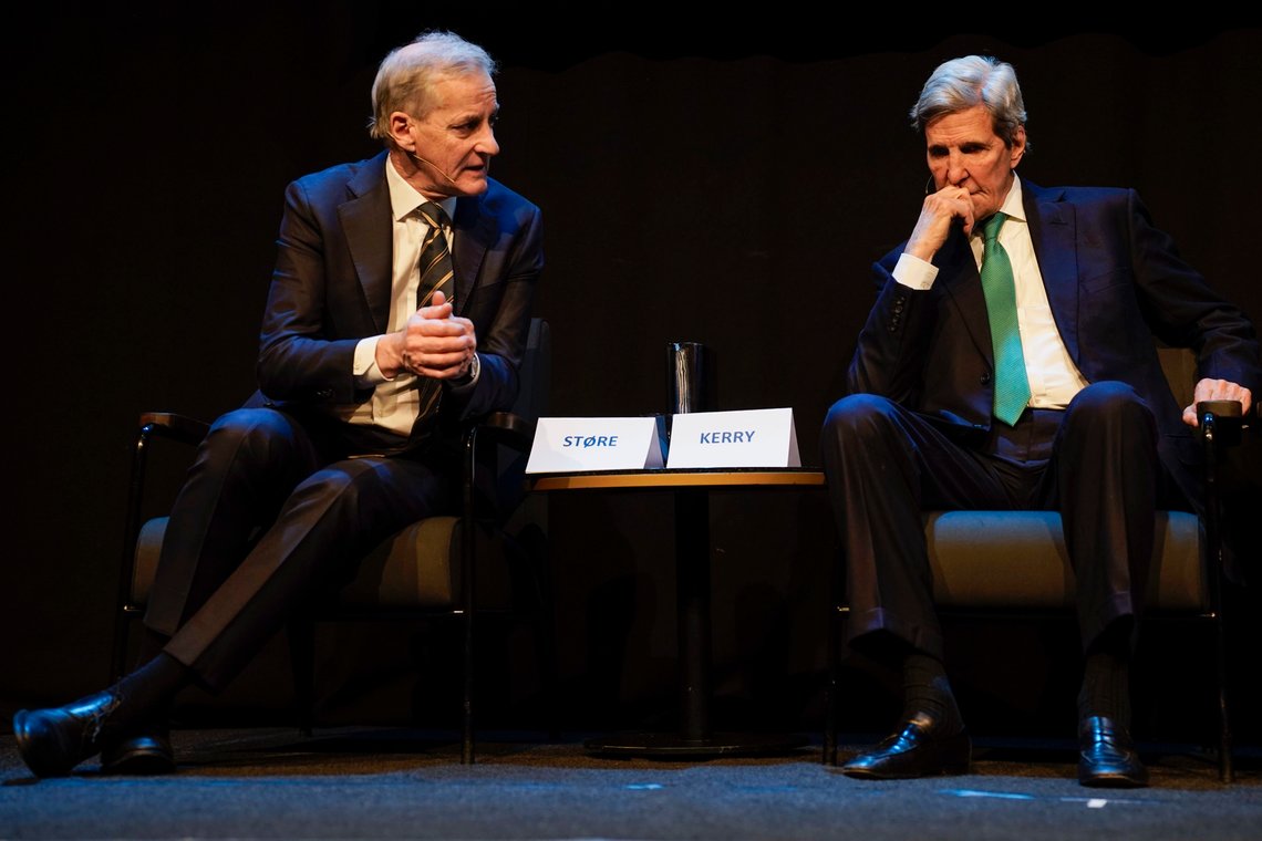 Oslo 20240215.
USA sin spesialutsending for klima John Kerry (t.h.) og statsminister Jonas Gahr Støre under toppmøte om avkarbonisering med norsk næringsliv.
Foto: Ørn E. Borgen / NTB Oslo 20240215.
USA sin spesialutsending for klima John Kerry (t.h.) og statsminister Jonas Gahr Støre under toppmøte om avkarbonisering med norsk næringsliv.
Foto: Ørn E. Borgen / NTB
