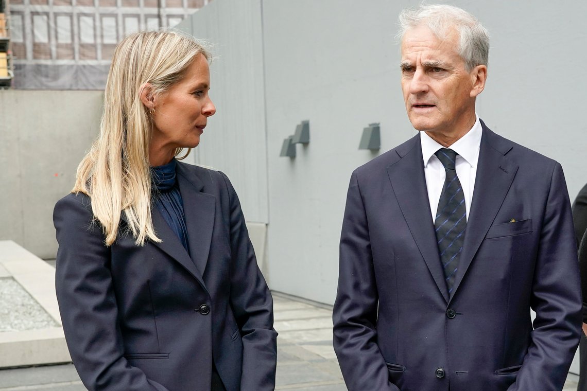 Oslo 20220610.
Kommisjonens leder Cathrine Thorleifsson og statsminster Jonas Gahr Støre under pressemøte om ny ekstremismekommisjon ved 22. juli-minnesmerket på Johan Nygaardsvolds plass ved Høyblokka.
Foto: Terje Bendiksby / NTB Oslo 20220610.
Kommisjonens leder Cathrine Thorleifsson og statsminster Jonas Gahr Støre under pressemøte om ny ekstremismekommisjon ved 22. juli-minnesmerket på Johan Nygaardsvolds plass ved Høyblokka.
Foto: Terje Bendiksby / NTB