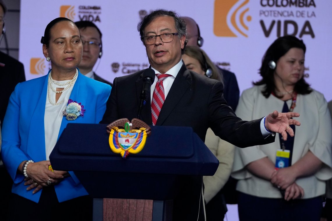 Colombias president Gustavo Petro holder pressekonferanse med medlemmer av FNs sikkerhetsråd etter et møte i presidentpalasset i Bogotá 8. februar i år. (Foto: Fernando Vergara, AP) Gustavo Petro