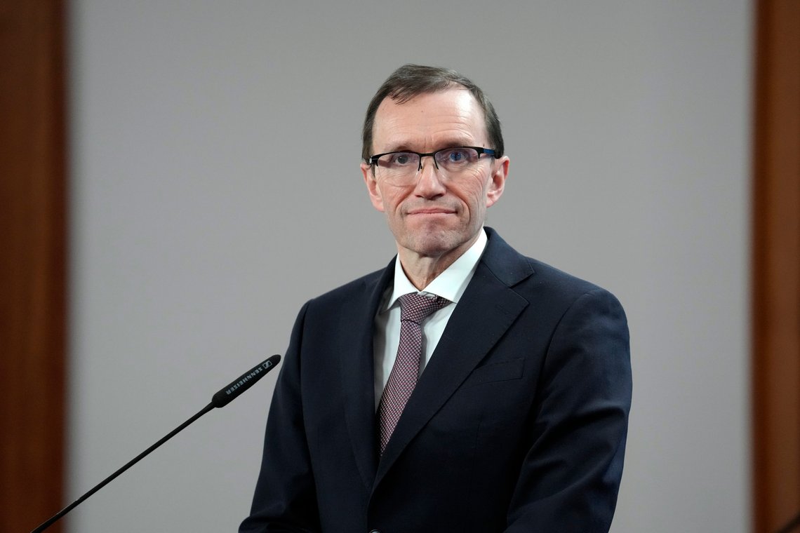 Utenriksminister Espen Barth Eide trives foran mikrofonen. Foto: AP /Ebrahim Noroozi/ NTB Utenriksminister Espen Barth Eide trives foran mikrofonen. Foto: AP /Ebrahim Noroozi/ NTB