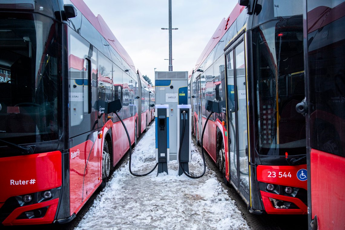 Oslo 20240109.
Lave temperaturer skaper utfordringer for elektriske busser. Her lader busser på Strømsveien ved Alnabru.
Foto: Rodrigo Freitas / NTB Oslo 20240109.
Lave temperaturer skaper utfordringer for elektriske busser. Her lader busser på Strømsveien ved Alnabru.
Foto: Rodrigo Freitas / NTB