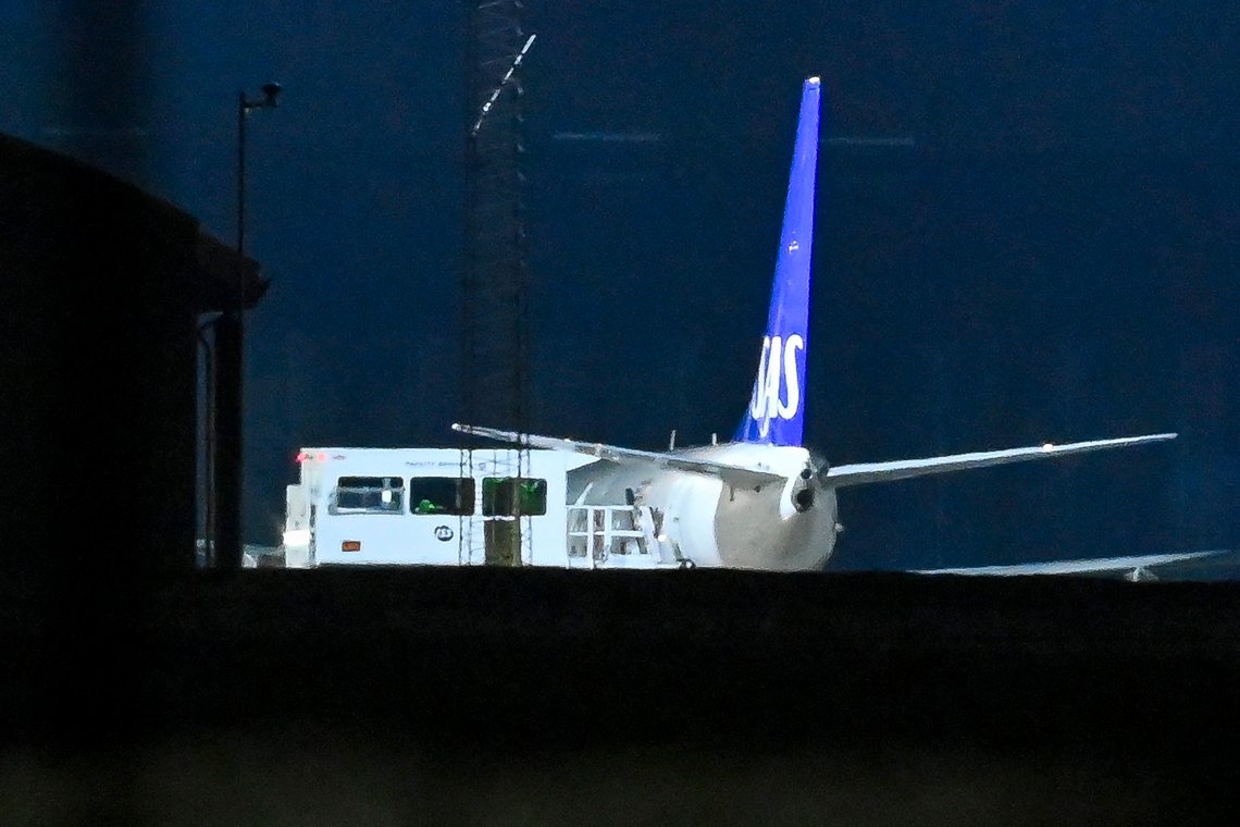 Gardermoen 20240303.
Det medisinske evakueringsflyet med kongen om bord ankommer Oslo Lufthavn Gardermoen. Flyet som tilhører SAS har halenummer LN-RPJ og kallenavn SK7186 er rekvirert av Forsvaret og brukt til å bringe kongen hjem etter han ble syk og innlagt på sykehus i Langkawi, Malaysia.
Foto: Annika Byrde / NTB Gardermoen 20240303.
Det medisinske evakueringsflyet med kongen om bord ankommer Oslo Lufthavn Gardermoen. Flyet som tilhører SAS har halenummer LN-RPJ og kallenavn SK7186 er rekvirert av Forsvaret og brukt til å bringe kongen hjem etter han ble syk og innlagt på sykehus i Langkawi, Malaysia.
Foto: Annika Byrde / NTB