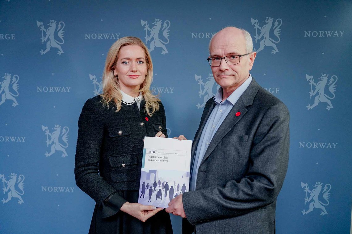 Oslo, 8.3.2024:
Kommuneoverlege i Sandefjord, Ole Henrik Augestad, leder i voldtektsutvalget overleverer sin utredning til justis- og beredskapsminister Emilie Enger Mehl.
(Foto: Ole Berg-Rusten / NTB) Justis- og beredskapsminister Emilie Enger Mehl og leder for Voldtektsutvalget, kommuneoverlege Ole Henrik Augestad.