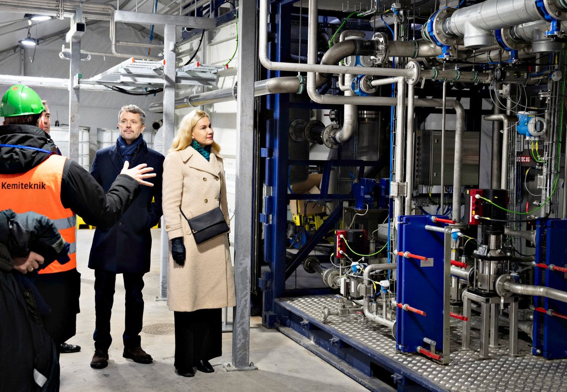 Kronprins Frederik til indvielse af Aalborg Portlands pilotanlæg til CO2-fangst i Aalborg, mandag den 27. november 2023., Det skete i fcorbindelse med EUs Carbon Capture and Utilization and Storage (CCUS) Forum med deltagelse EU's energikommissær Kadri Simson og Klima-, energi- og forsyningsminister Lars Aagaard .. (Foto: Henning Bagger/Ritzau Scanpix) Kronprins Frederik til indvielse af Aalborg Portlands pilotanlæg til CO2-fangst i Aalborg, mandag den 27. november 2023., Det skete i fcorbindelse med EUs Carbon Capture and Utilization and Storage (CCUS) Forum med deltagelse EU's energikommissær Kadri Simson og Klima-, energi- og forsyningsminister Lars Aagaard .. (Foto: Henning Bagger/Ritzau Scanpix)