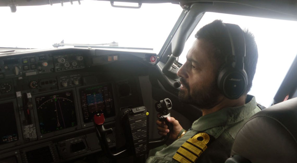 En pilot fra indisk marine under søket efter Malaysia Airlines Flight 370 i Det indiske hav 23. mars 2014. Foto: Indian Navy, Wikimedia Commons Government Open Data License – India En pilot fra indisk marine under søket efter Malaysia Airlines Flight 370 i Det indiske hav 23. mars 2014. Foto: Indian Navy, Wikimedia Commons Government Open Data License – India