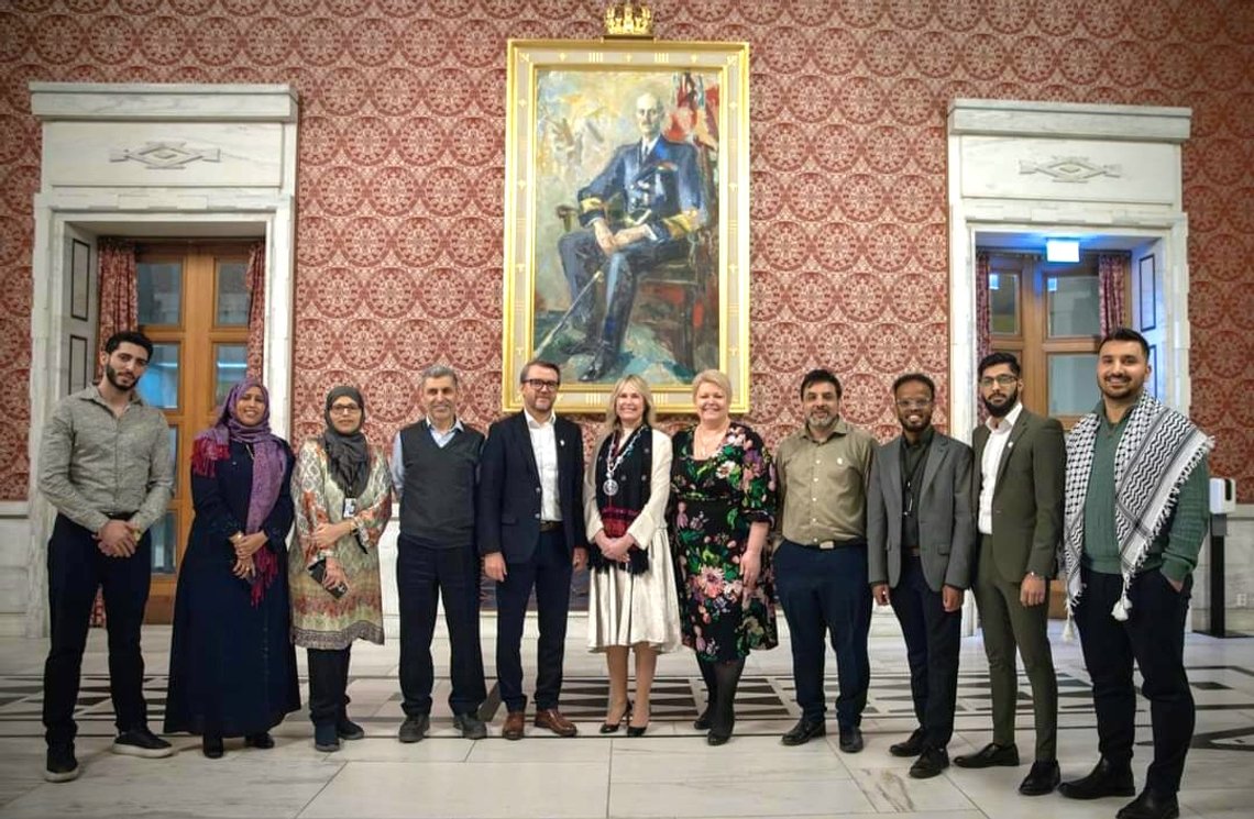 Anne Lindboe, Oslos ordfører fra Høyre, omgitt av moske-ledere etc, ved aller første Ramadan-iftar i Oslo rådhus. Men hva sa Kong Haakon VII der oppe på veggen? Han som hadde Alt for Norge som valgspråk og som mente det, han som sa NEI to ganger da nordmenns selvstendighet var truet. Skjermdump fra Muslimsk Dialognettverk på Facebook. Anne Lindboe, Oslos ordfører fra Høyre, omgitt av moske-ledere etc, ved aller første Ramadan-iftar i Oslo rådhus. Men hva sa Kong Haakon VII der oppe på veggen? Han som hadde Alt for Norge som valgspråk og som mente det, han som sa NEI to ganger da nordmenns selvstendighet var truet. Skjermdump fra Muslimsk Dialognettverk på Facebook.