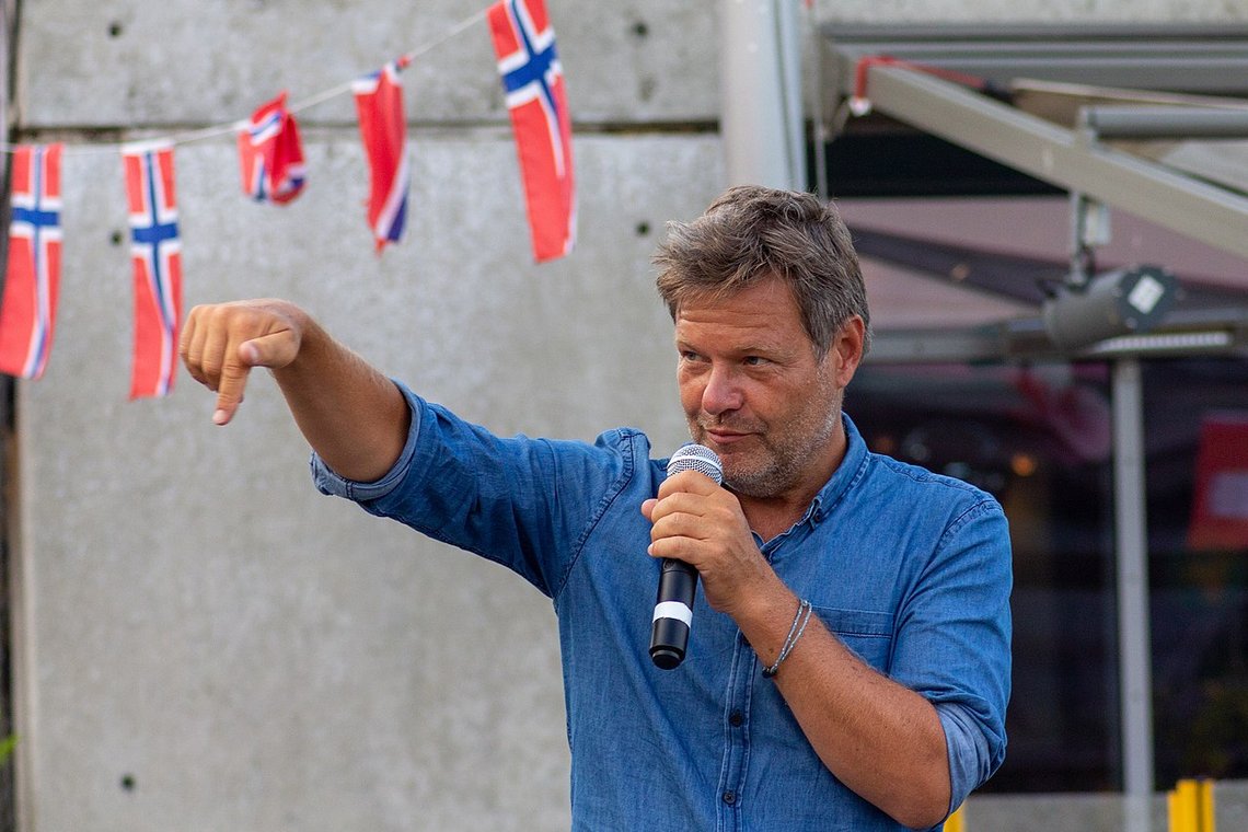 Industri- og klimaminister Robert Habeck fra Die Grünen under et valgkamparrangement i Kiel. Hva norske flagg har der å gjøre, fortelles ikke. Foto: Michael Brandtner, Wikimedia Commons CC BY-SA 4.0 DEED Industri- og klimaminister Robert Habeck fra Die Grünen under et valgkamparrangement i Kiel. Hva norske flagg har der å gjøre, fortelles ikke. Foto: Michael Brandtner, Wikimedia Commons CC BY-SA 4.0 DEED