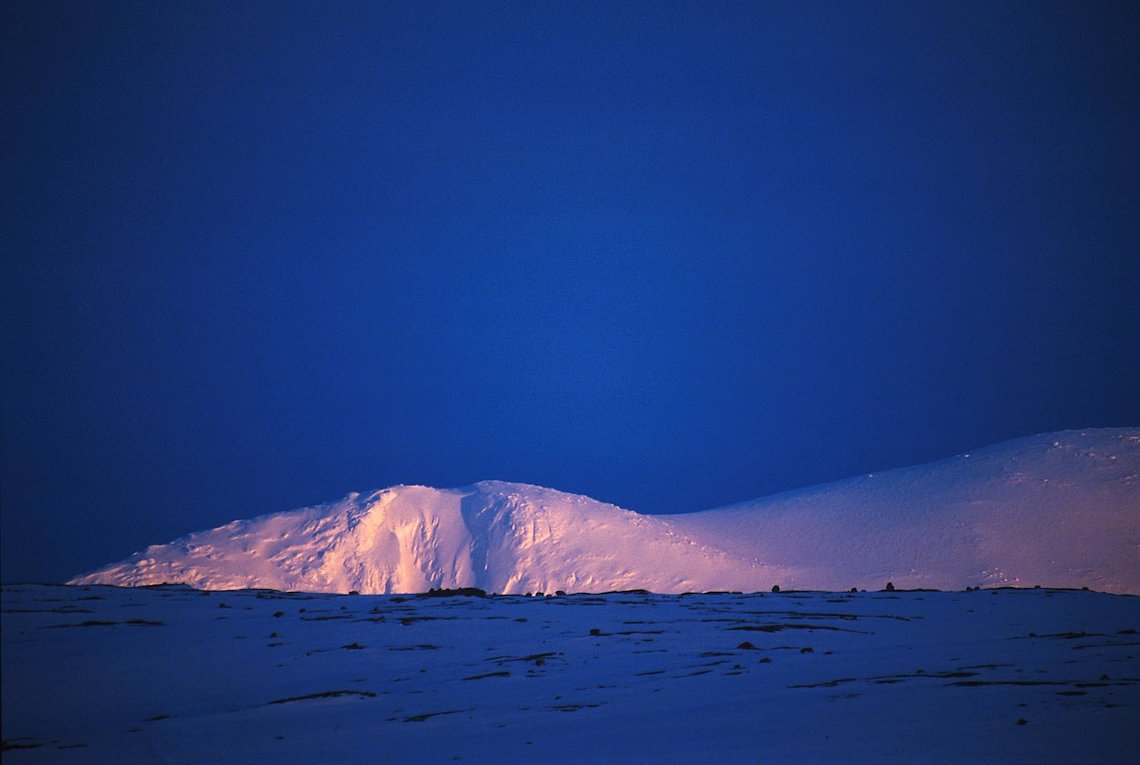 mot Blåfjella fra Langvatnet, april 99. Blåfjella sett fra Langvatnet. Blåfjella - Skjækerfjell nasjonalpark. Foto & copyright: Bente Haarstad mot Blåfjella fra Langvatnet, april 99. Blåfjella sett fra Langvatnet. Blåfjella - Skjækerfjell nasjonalpark. Foto & copyright: Bente Haarstad