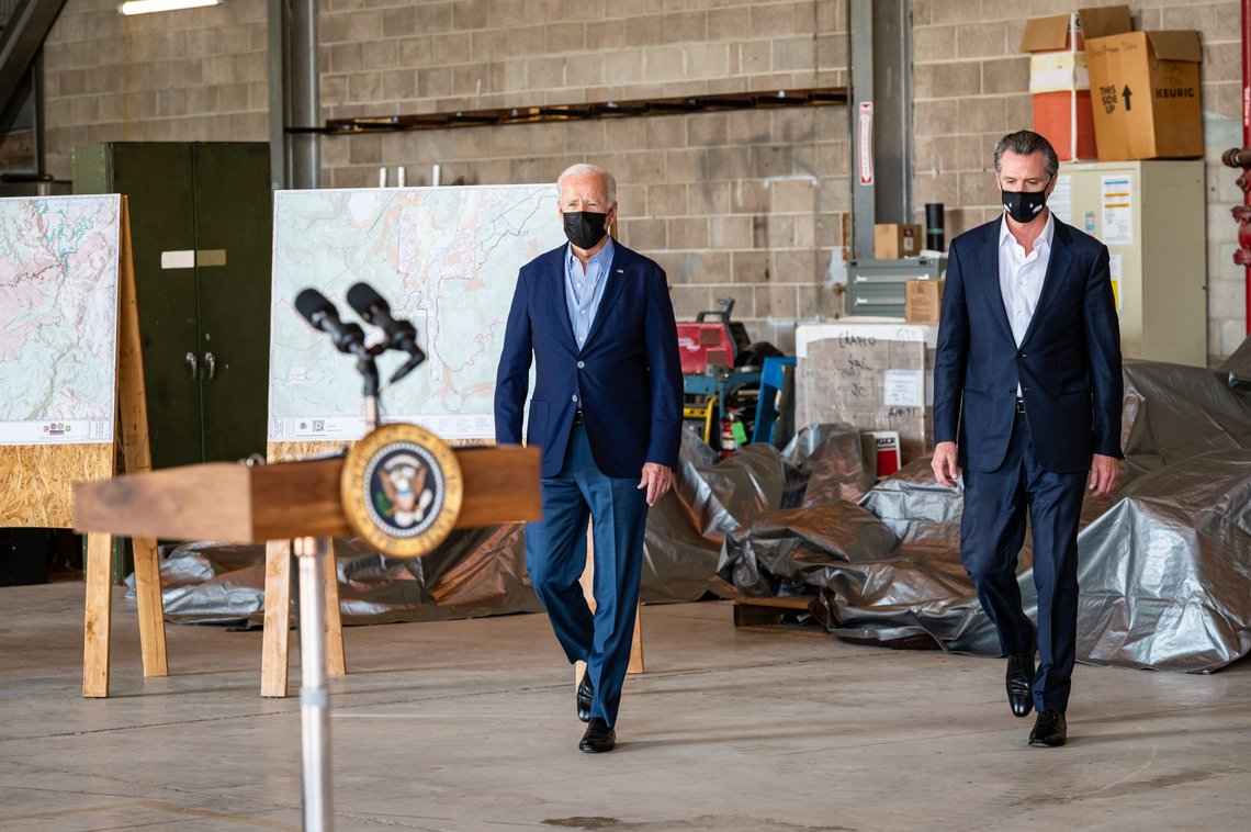 SACRAMENTO, CA, US.A. - SEPT. 13, 2021: Gov. Gavin Newsom and President Joe Biden walk together to start a press conference on the eve of Newsom's recall election. Photo: Shutterstock by Chris Allan, United States. Gavin Newsom og president Joe Bidens pressekonferanse under valget for å avsette guvernøren i september 2021. SACRAMENTO, CA, US.A. - SEPT. 13, 2021: Gov. Gavin Newsom and President Joe Biden walk together to start a press conference on the eve of Newsom's recall election. Photo: Shutterstock by Chris Allan, United States. Gavin Newsom og president Joe Bidens pressekonferanse under valget for å avsette guvernøren i september 2021.