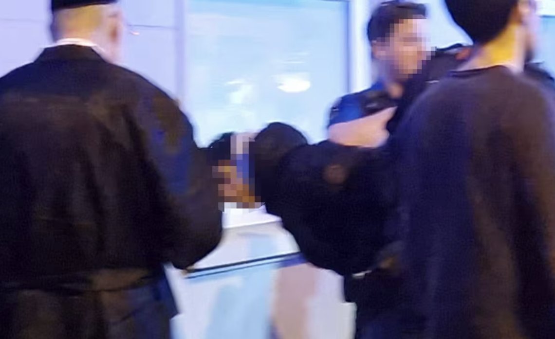 Dette skal være et bilde av pågripelsen av en 15 år gammel araber, som sto bak et knivangrep mot ortodokse jøder i Zürich. Stillbilde Blick/ X/ @AMeldestelle Dette skal være et bilde av pågripelsen av en 15 år gammel araber, som sto bak et knivangrep mot ortodokse jøder i Zürich. Stillbilde Blick/ X/ @AMeldestelle