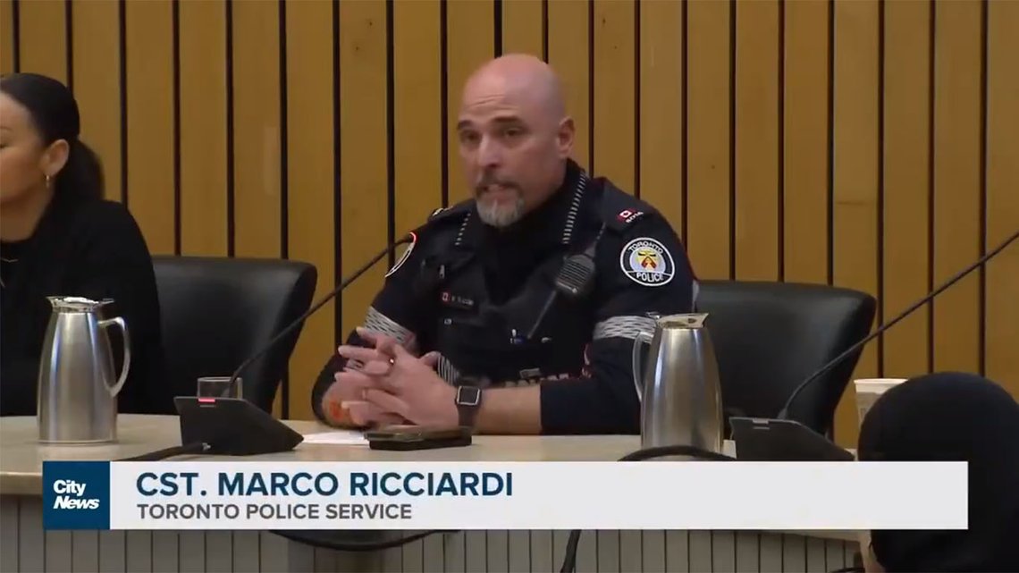 Politibetjent Marco Ricciardi råder folk å legge bilnøklene klar så tyvene slipper å anstrenge seg. Videoklipp fra Twitter Politibetjent Marco Ricciardi råder folk å legge bilnøklene klar så tyvene slipper å anstrenge seg. Videoklipp fra Twitter