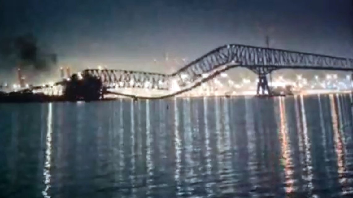 Francis Scott Key Bridge raser sammen. Videoklipp fra Telegram Francis Scott Key Bridge raser sammen. Videoklipp fra Telegram