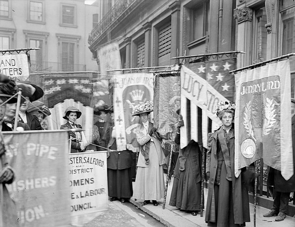Demonstranter for kvinners stemmerett, kjent som suffragetter, i England, juni 1908. Foto: Christina Broom (1862–1939) / Wikimedia Commons. Demonstranter for kvinners stemmerett, kjent som suffragetter, i England, juni 1908. Foto: Christina Broom (1862–1939) / Wikimedia Commons.