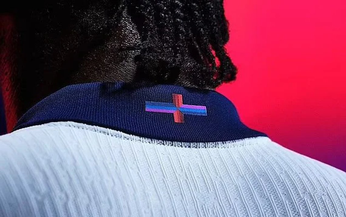 Slik ser det nye flagget ut, etter at Nike har smusset til draktene som det engelske fotballandslaget skal spille med i EM i fotball til sommeren. Foto: Nike Slik ser det nye flagget ut, etter at Nike har smusset til draktene som det engelske fotballandslaget skal spille med i EM i fotball til sommeren. Foto: Nike