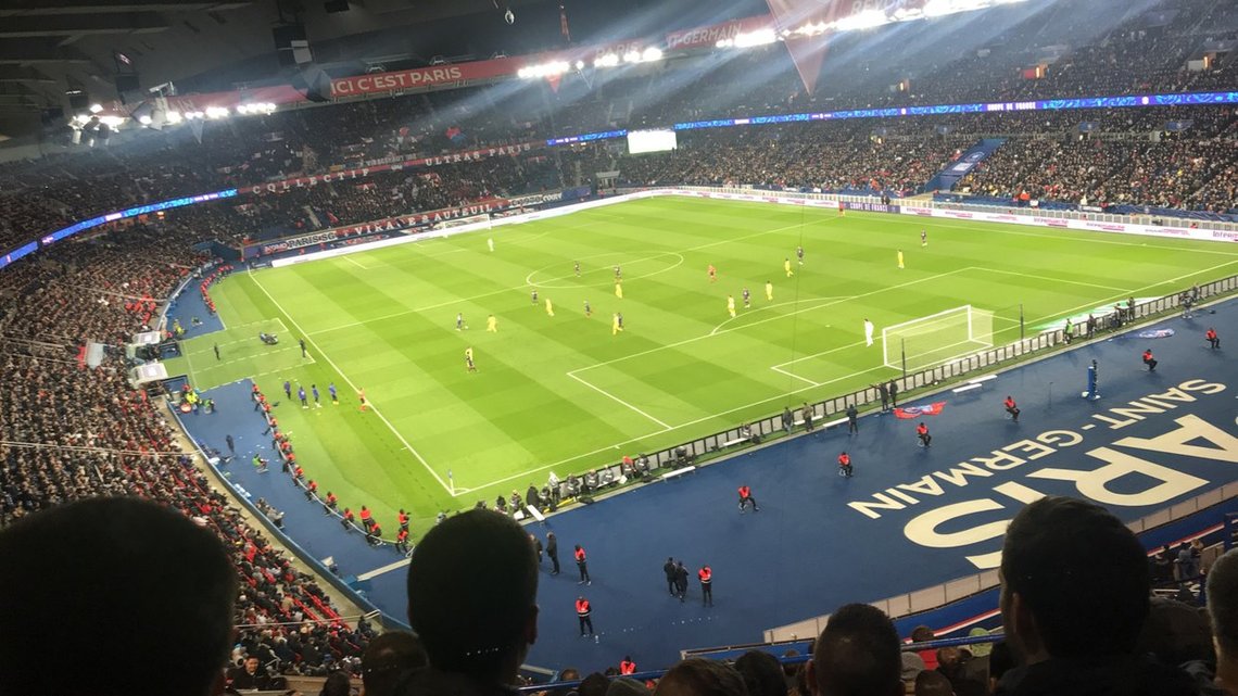 Det samles mye mennesker på et stadion som Parc des Princes i Paris hvor fotballklubben Paris Saint Germain spiller sine hjemmekamper. Foto: Zakarie Faibis, Wikimedia Commons Det samles mye mennesker på et stadion som Parc des Princes i Paris hvor fotballklubben Paris Saint Germain spiller sine hjemmekamper. Foto: Zakarie Faibis, Wikimedia Commons