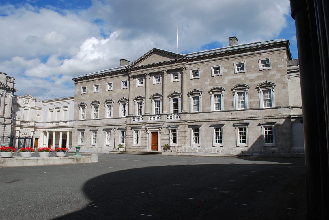 Leinster House huser Irlands parlament. Her sitter de egentlige skyldige for at landet opplever en migrasjonskrise. Foto: Jean Housen/ CC BY-SA 3.0/ Wikimedia Leinster House huser Irlands parlament. Her sitter de egentlige skyldige for at landet opplever en migrasjonskrise. Foto: Jean Housen/ CC BY-SA 3.0/ Wikimedia