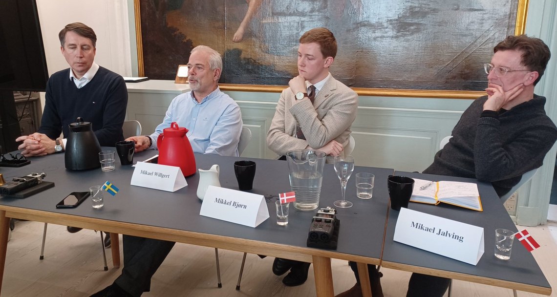 Fra venstre: Richard Jomshof, Mikael Willgert, Mikkel Bjørn og Mikael Jalving. Foto fra debatten i København tatt av Peder Jensen. Fra venstre: Richard Jomshof, Mikael Willgert, Mikkel Bjørn og Mikael Jalving. Foto fra debatten i København tatt av Peder Jensen.